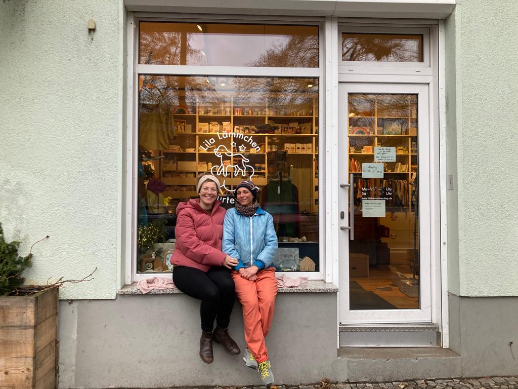 2 women sitting on window of the lila lämmchen store