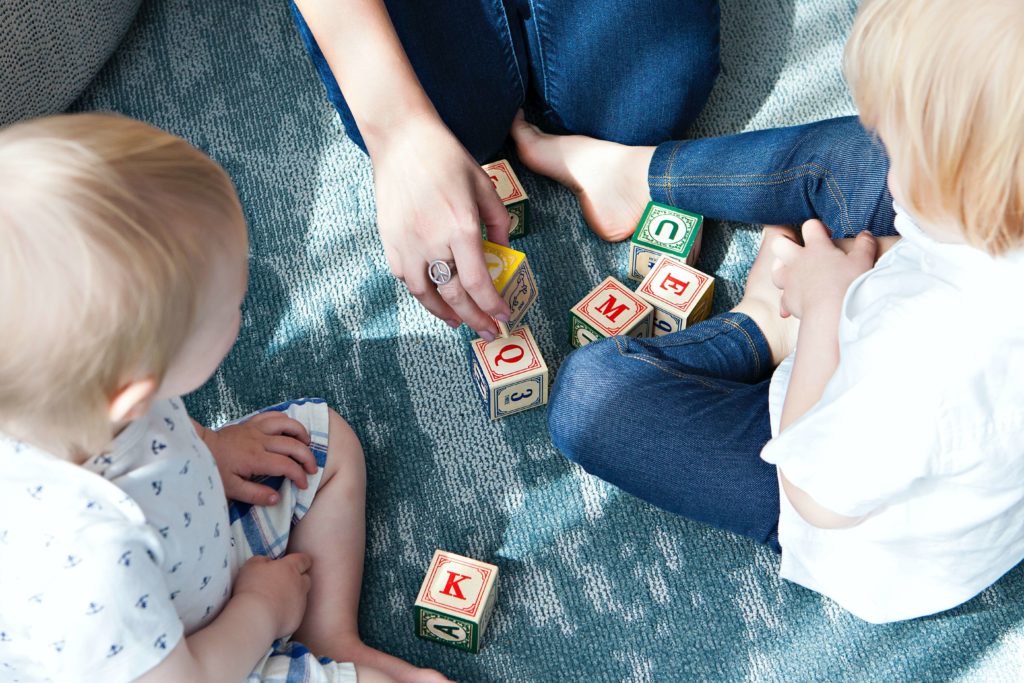 2 kinder spielen mit Bausteine